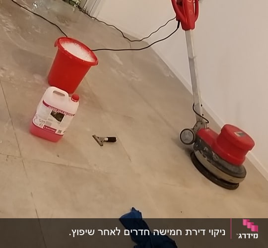 מכונת פוליש, דלי אדום, חומר ניקוי על הרצפה
